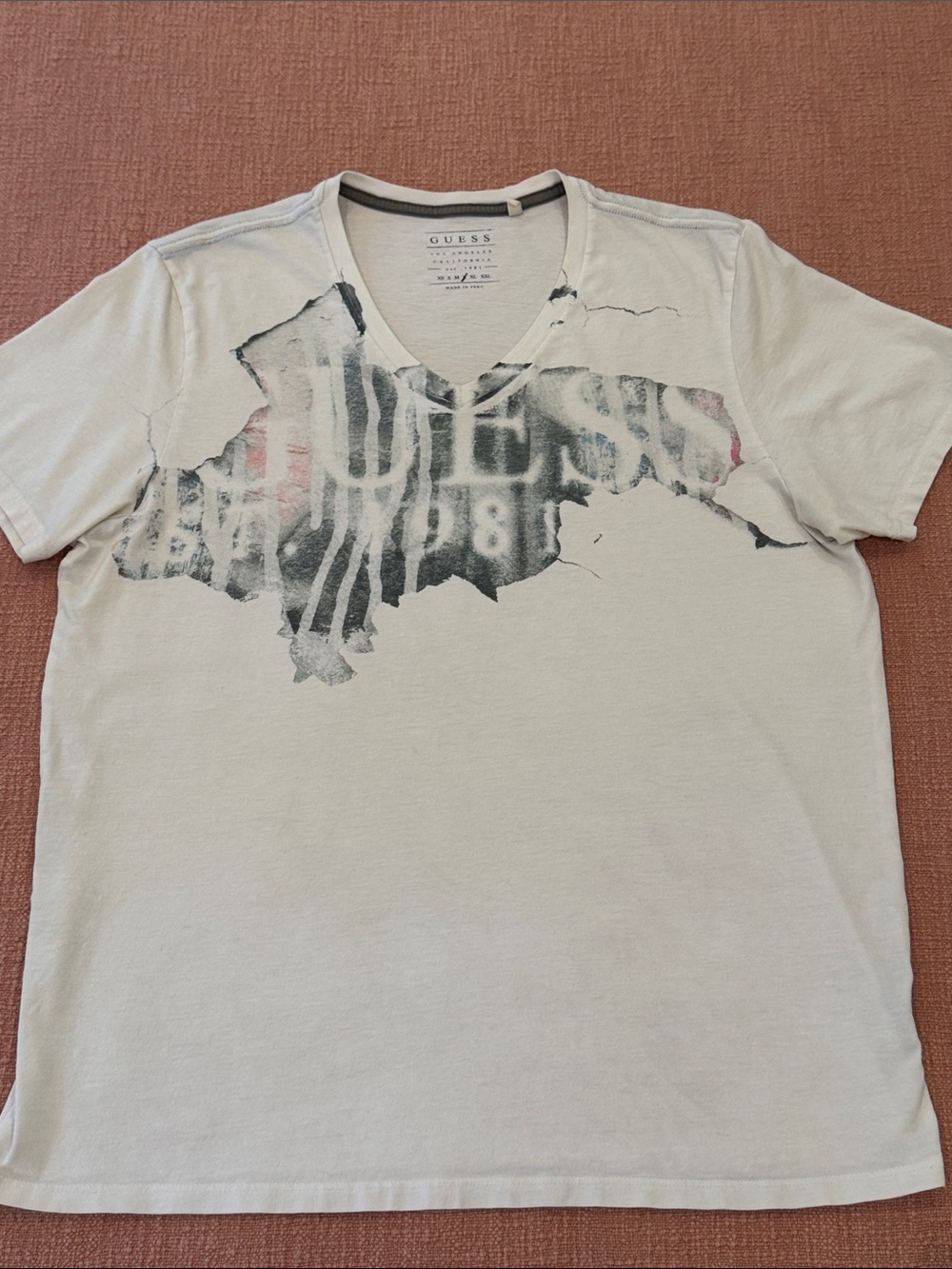 GUESS men’s large White V-Neck Short Sleeve t-shirt Graphic